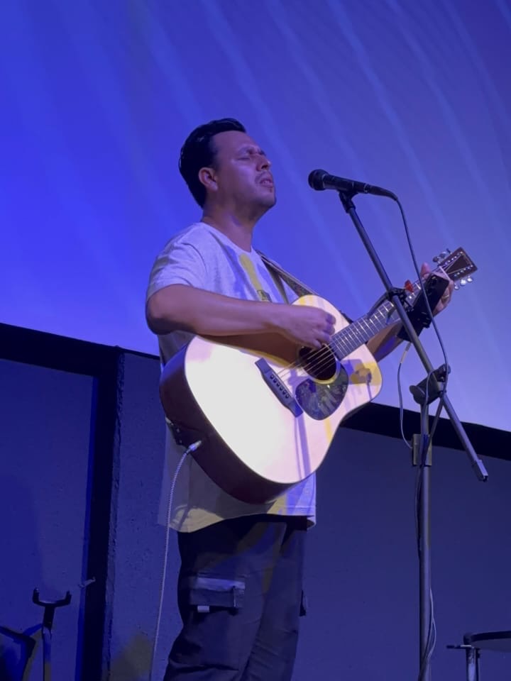 Foto do lançamento A Igreja Crê