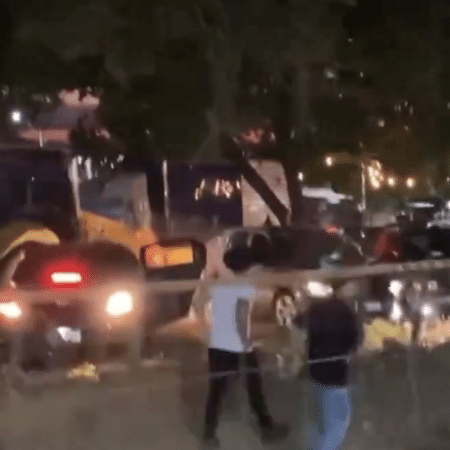 Homem arrasta carros com retroescavadeira após festa no em Juazeiro do Norte (CE) Homem arrasta carros com retroescavadeira após festa no em Juazeiro do Norte (CE)