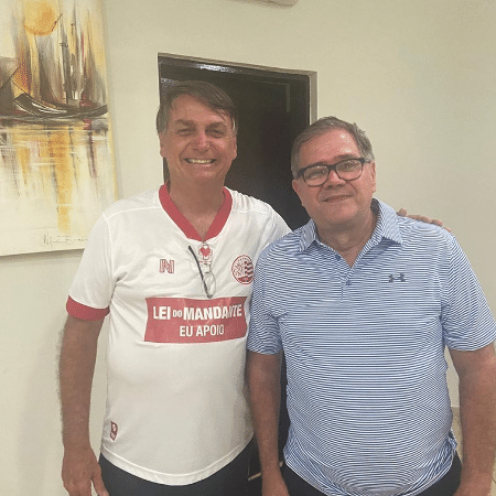 O então presidente Jair Bolsonaro e seu médico, Ricardo Camarinha, em foto de 2021 O então presidente Jair Bolsonaro e seu médico, Ricardo Camarinha, em foto de 2021