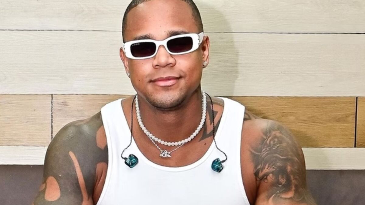 • Fã joga celular nas partes íntimas de Leo Santana durante show
