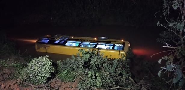 Acidente com ônibus escolar deixa feridos em SC