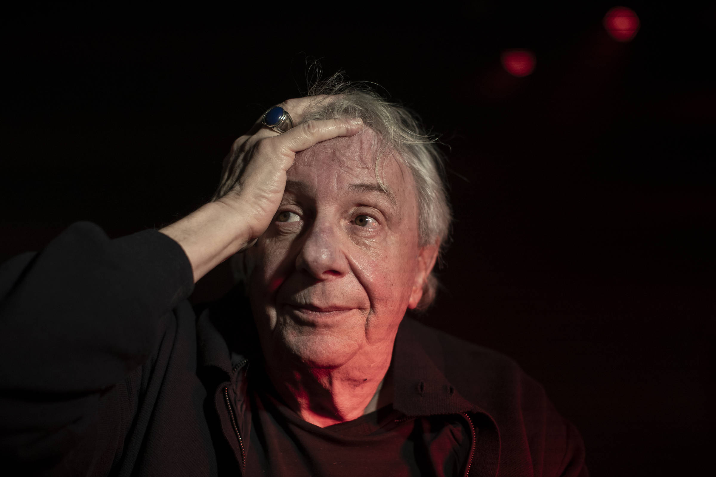 Marco Nanini apresenta peça em cadeira de rodas após cirurgia – 05/07/2024 – Ilustrada
