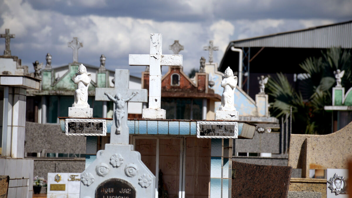 veja o sepultamento que deste domingo (07) em Apucarana