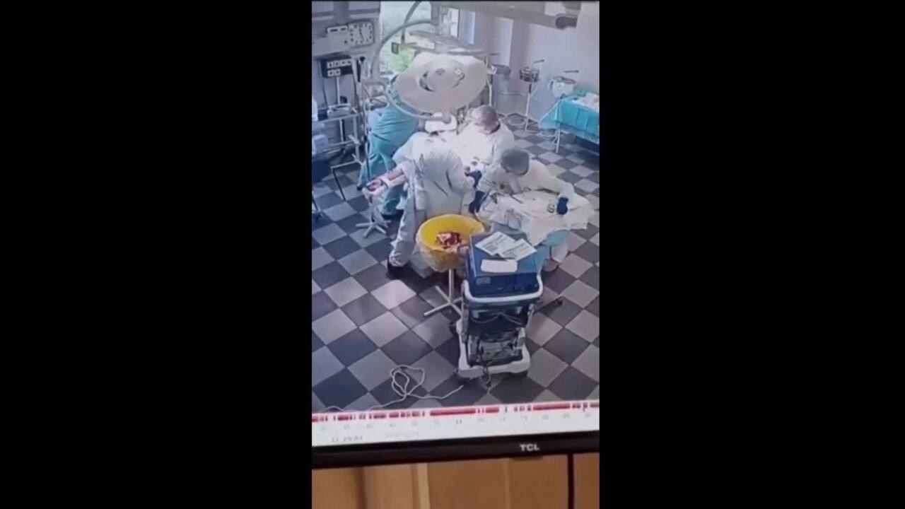 Médicos em cirurgia seguram paciente durante terremoto na Rússia; veja VÍDEO | Mundo