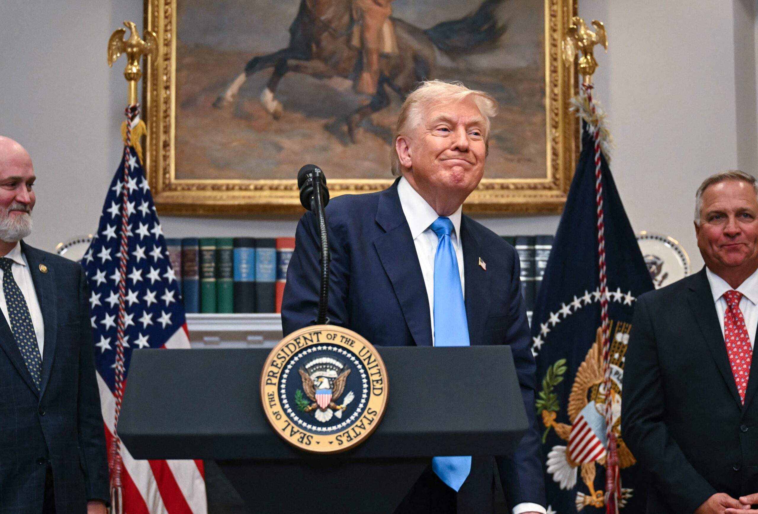 Trump acaba com isenção e retoma a 'taxa das blusinhas' nos EUA