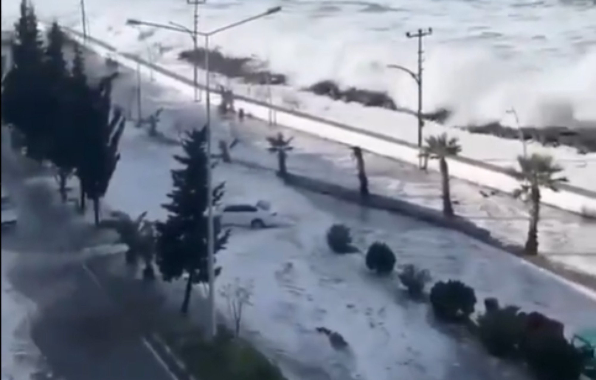 Vídeos antigos de tempestades circulam como se fossem tsunami na Rússia em 2025