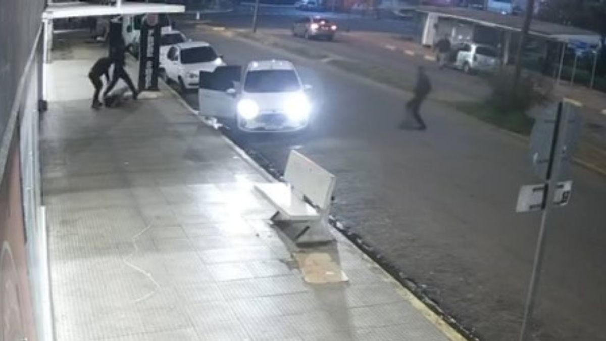 Turista do RS é assaltada no Uruguai, vídeo mostra ataque